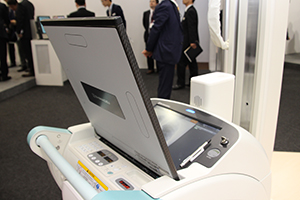 FPDをスロットに差すことで容易なカバー着脱を実現する。