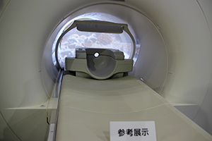 検査の不安感を和らげる広視野バーチャル映像表示技術（薬機法未承認品）を紹介