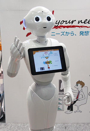 PepperがWATARUの説明を行っていた。