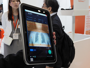 患者登録から画像確認，転送まで行えるSOMATOM goのタブレット