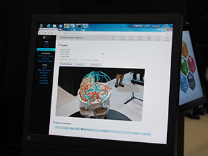 現実の脳模型上に血管像を重畳して表示，3D画像で多方向からの観察が可能