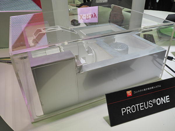 テニスコート1面の面積で設置可能な陽子線治療システム「PROTEUS ONE」