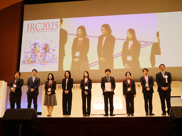 JRS 教育展示優秀賞 池田織人 氏(慶應義塾大学),入谷友佳子 氏(岐阜大学),尾田済太郎 氏(熊本大学病院),小野有美 氏(神戸大学医学部附属病院),巷岡祐子 氏(慶應義塾大学),永山泰教 氏(熊本大学),野口智幸 氏(九州医療センター),福井秀行 氏(大阪大学),八木文子 氏(慶應義塾大学),山田祥岳 氏(慶應義塾大学),横山幸太 氏(東京科学大学) JRS 教育展示優秀賞 池田織人 氏(慶應義塾大学),入谷友佳子 氏(岐阜大学),尾田済太郎 氏(熊本大学病院),小野有美 氏(神戸大学医学部附属病院),巷岡祐子 氏(慶應義塾大学),永山泰教 氏(熊本大学),野口智幸 氏(九州医療センター),福井秀行 氏(大阪大学),八木文子 氏(慶應義塾大学),山田祥岳 氏(慶應義塾大学),横山幸太 氏(東京科学大学)