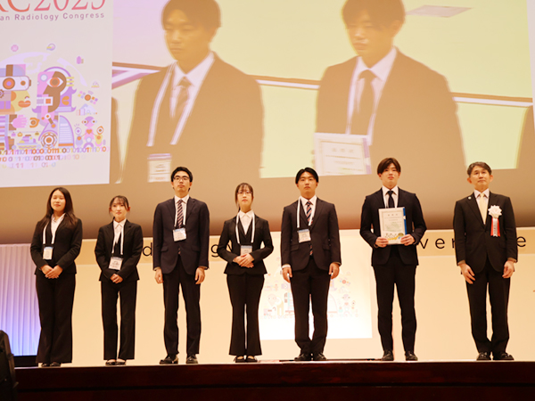 JSRT 学生賞 学生最優秀賞:和知海斗 氏 学生優秀賞:坂井美月 氏(金沢大学),秋谷直慶 氏(福島県立医科大学),温品あい莉 氏(北海道大学),伊藤心春 氏(弘前大学),清田珠咲 氏(北里大学),犬塚果奈 氏(九州大学),南 和孝 氏(北海道大学) JSRT 学生賞 学生最優秀賞:和知海斗 氏 学生優秀賞:坂井美月 氏(金沢大学),秋谷直慶 氏(福島県立医科大学),温品あい莉 氏(北海道大学),伊藤心春 氏(弘前大学),清田珠咲 氏(北里大学),犬塚果奈 氏(九州大学),南 和孝 氏(北海道大学)