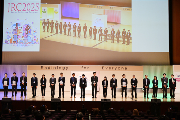 JSRT CyPos賞 最優秀賞:坂田元徳 氏(大阪公立大学医学部附属病院) 金賞:加藤 裕 氏(名古屋大学医学部附属病院) 銀賞:齋藤茂芳 氏(大阪大学),米山寛人 氏(金沢大学附属病院),高地優花氏(大阪大学医学部附属病院),花岡宏平 氏(近畿大学高度先端総合医療センター),栗原凌佑 氏(広島平和クリニック高精度がん放射線治療センター),大湯和彦 氏(弘前大学医学部附属病院) 銅賞:後藤聡汰 氏(神戸常盤大学),佐藤美帆 氏(東北大学),田中雅人 氏(福井大学),西潟貴幸 氏(長岡赤十字病院),山田 巧 氏(新潟大学医歯学総合病院),高石義幸 氏(成田記念病院),片岡 萌 氏(防衛医科大学校病院),高橋一徳 氏(NHO岡山医療センター),吉留郷志 氏(九州大学病院),大谷悠介 氏(山口大学医学部附属病院),石橋 徹 氏(土谷総合病院),谷川原綾子 氏(北海道科学大学) JSRT CyPos賞 最優秀賞:坂田元徳 氏(大阪公立大学医学部附属病院) 金賞:加藤 裕 氏(名古屋大学医学部附属病院) 銀賞:齋藤茂芳 氏(大阪大学),米山寛人 氏(金沢大学附属病院),高地優花氏(大阪大学医学部附属病院),花岡宏平 氏(近畿大学高度先端総合医療センター),栗原凌佑 氏(広島平和クリニック高精度がん放射線治療センター),大湯和彦 氏(弘前大学医学部附属病院) 銅賞:後藤聡汰 氏(神戸常盤大学),佐藤美帆 氏(東北大学),田中雅人 氏(福井大学),西潟貴幸 氏(長岡赤十字病院),山田 巧 氏(新潟大学医歯学総合病院),高石義幸 氏(成田記念病院),片岡 萌 氏(防衛医科大学校病院),高橋一徳 氏(NHO岡山医療センター),吉留郷志 氏(九州大学病院),大谷悠介 氏(山口大学医学部附属病院),石橋 徹 氏(土谷総合病院),谷川原綾子 氏(北海道科学大学)