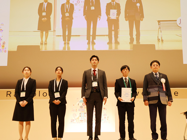 JSMP 学生奨励賞 最優秀賞:植松修人 氏 松本龍我 氏(新潟大学),森下真帆 氏(藤田医科大学),松尾季美香 氏(駒澤大学) JSMP 学生奨励賞 最優秀賞:植松修人 氏 松本龍我 氏(新潟大学),森下真帆 氏(藤田医科大学),松尾季美香 氏(駒澤大学)
