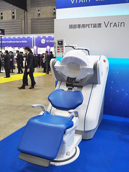 世界初の頭部専用ヘルメット型PET装置「Vrain」 世界初の頭部専用ヘルメット型PET装置「Vrain」