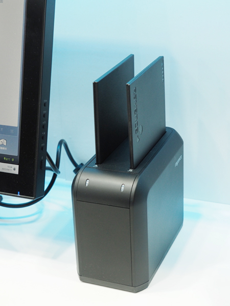 専用バッテリーチャージャーで2枚同時に充電が可能(充電時間は約3時間) 専用バッテリーチャージャーで2枚同時に充電が可能(充電時間は約3時間)