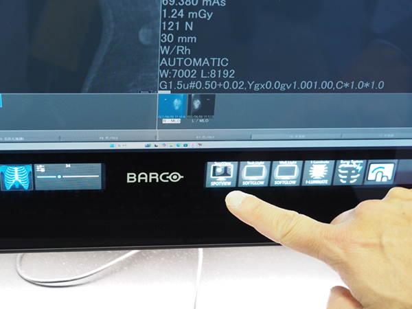 新搭載の「Touch Bar」では,タッチボタンでアプリケーションをすばやく起動できる。 新搭載の「Touch Bar」では,タッチボタンでアプリケーションをすばやく起動できる。