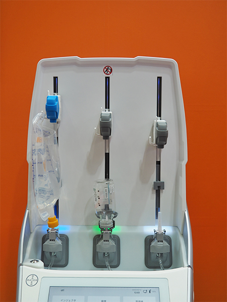 左端のホルダに生理食塩水,中央と右端のホルダに造影剤をセットする。 左端のホルダに生理食塩水,中央と右端のホルダに造影剤をセットする。