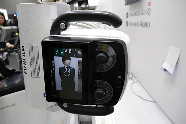 セカンドモニタやカメラアシスト機能,X-ray Centering Navi機能でポータブル撮影を支援 セカンドモニタやカメラアシスト機能,X-ray Centering Navi機能でポータブル撮影を支援