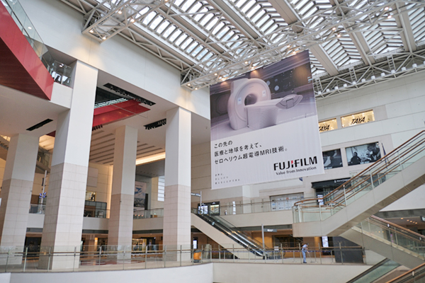 JRC期間中にはみなとみらい駅に液体ヘリウムゼロのMRIの巨大な広告も掲示 JRC期間中にはみなとみらい駅に液体ヘリウムゼロのMRIの巨大な広告も掲示
