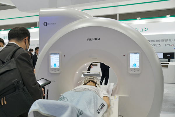 液体ヘリウムを使用しない70cmワイドボアの1.5T超伝導MRI「ECHELON Synergy ZeroHelium」を初披露 液体ヘリウムを使用しない70cmワイドボアの1.5T超伝導MRI「ECHELON Synergy ZeroHelium」を初披露