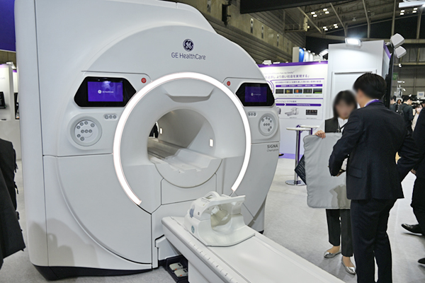 ガントリ開口径70cmのワイドボア1.5T MRI「SIGNA Champion」 ガントリ開口径70cmのワイドボア1.5T MRI「SIGNA Champion」