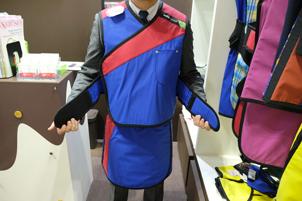 従来のエプロンに内蔵ベルトをプラスして重さを分散して腰への負担を軽減 従来のエプロンに内蔵ベルトをプラスして重さを分散して腰への負担を軽減