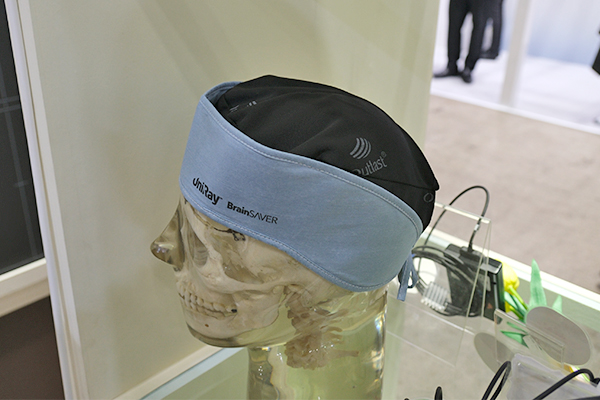 頭部を防護する「BrainSaver」は,軽量で冷感生地を採用して術者をサポート 頭部を防護する「BrainSaver」は,軽量で冷感生地を採用して術者をサポート