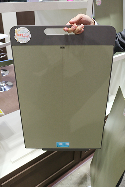 ハンドル付きの中尺FPD用「エンラージグリッド」(460mm×640mm) ハンドル付きの中尺FPD用「エンラージグリッド」(460mm×640mm)