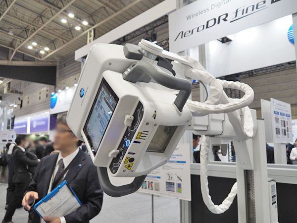 セカンドモニタを配置したX線管球部は,電磁ロック式のため細かい調整が可能。 セカンドモニタを配置したX線管球部は,電磁ロック式のため細かい調整が可能。