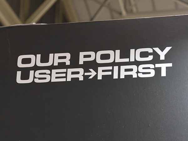 各所に「OUR POLICY USER→FIRST」を掲示し,ユーザーファーストの姿勢を示した。 各所に「OUR POLICY USER→FIRST」を掲示し,ユーザーファーストの姿勢を示した。