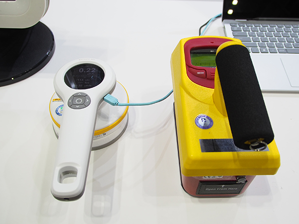 半導体とGM管によるハイブリッド式サーベイメータ「RaySafe452」(左)と電離箱式の「Fluke 451」 半導体とGM管によるハイブリッド式サーベイメータ「RaySafe452」(左)と電離箱式の「Fluke 451」