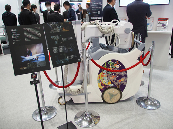 京都の伝統工芸の作家とコラボレーションした回診用X線撮影装置のコンセプトモデル。左側のサイドカバーには京友禅があしらわれている。 京都の伝統工芸の作家とコラボレーションした回診用X線撮影装置のコンセプトモデル。左側のサイドカバーには京友禅があしらわれている。