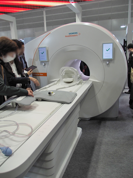 液体ヘリウム使用量がわずか0.7Lの1.5TヘリウムフリーMRI「MAGNETOM Flow」 液体ヘリウム使用量がわずか0.7Lの1.5TヘリウムフリーMRI「MAGNETOM Flow」
