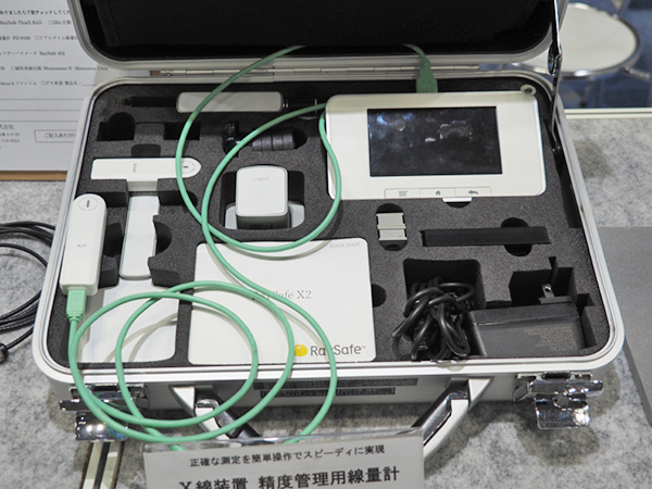 診断用X線装置の精度管理用線量計「RaySafe X2」。センサは追加購入が可能。 診断用X線装置の精度管理用線量計「RaySafe X2」。センサは追加購入が可能。