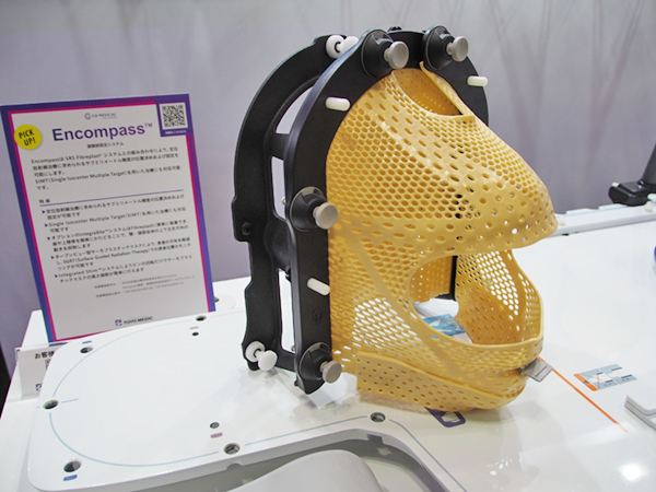 頭頂部固定システム「Encompass」と「SRS Fibreplastシステム」(黄色のメッシュ部分) 頭頂部固定システム「Encompass」と「SRS Fibreplastシステム」(黄色のメッシュ部分)