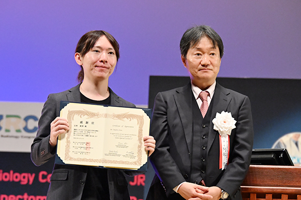 講演後，座長の阿部　修氏（東京大学）から感謝状を贈呈