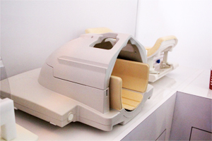 新しいコイルを展示。頭部用デジタルコイル32ch（左）と小児用コイル（右）（いずれもW.I.P.）