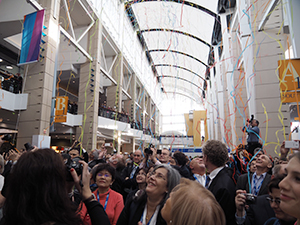 クラッカーの音とともにカラフルな紙リボンが舞い，Technical Exhibitsが開幕