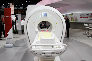 広い楕円形ボアで快適な検査空間を実現1.5T MRI「ECHELON OVAL」