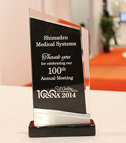 会期中にRSNAから100周年祝賀への感謝楯が贈られた。