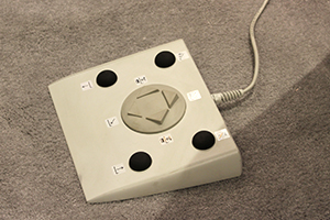 足だけで操作できるコントローラ