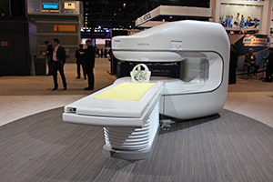 0.4T MRI「APERTO Lucent O5」は，ピラーを銀色にするなどカラーデザインを一新。