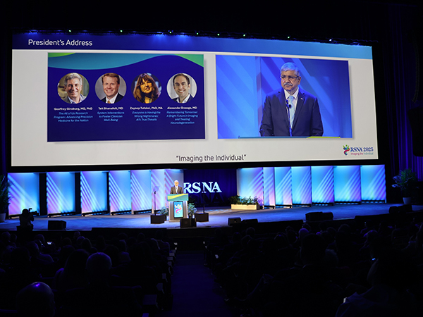 President's Address and Opening Sessionが行われたArie Crown Theater