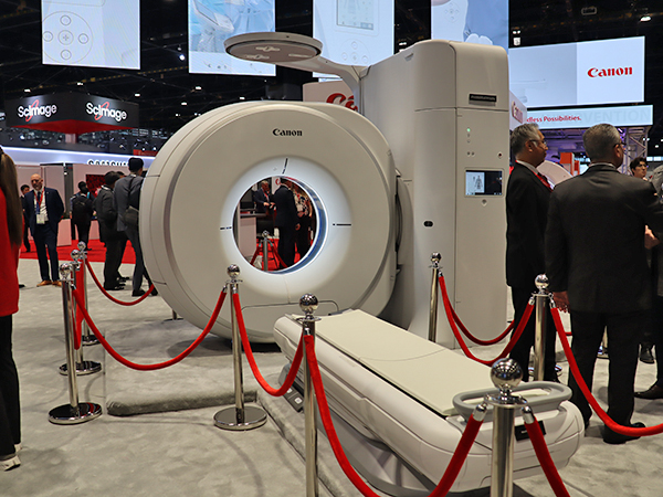 RSNA初展示となったマルチポジションCT（W.I.P.）