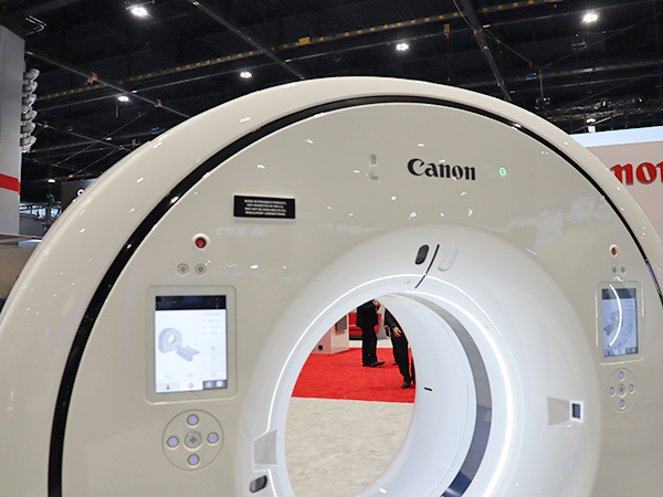 フォトンカウンティングCTはガントリ前面に黒いラインがデザインされポジショニングカメラなどを装備