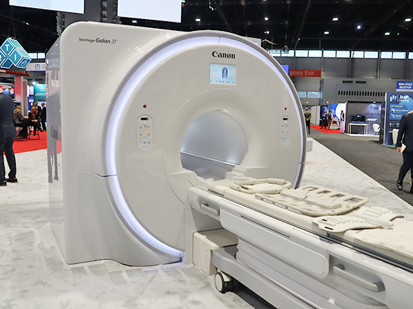 ドッカブルテーブルと組み合わせて展示されたVantage Galan 3T / Supreme Edition