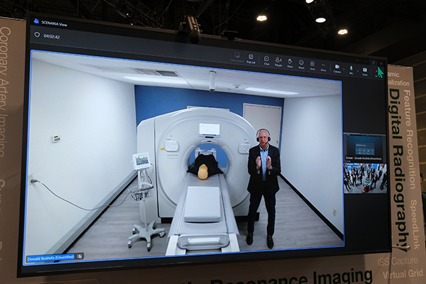 ショールームの撮影風景を中継。ショールームのスタッフと会場から双方向でやりとりできる。