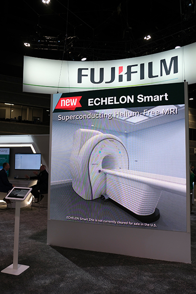 ブース内のパネルでは新製品ラインアップがアピールされた。