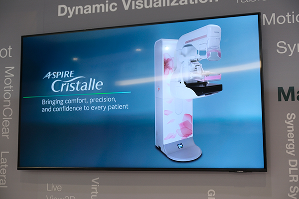 米国で展開中のデジタルマンモグラフィ「ASPIRE Cristalle」（日本国内では「AMULET Innovality」）