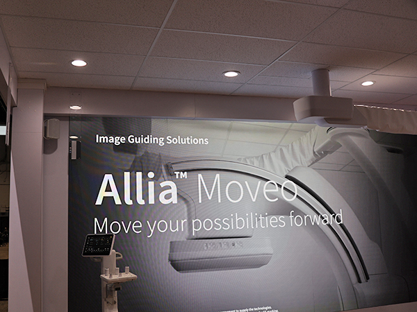 「Allia Moveo」（薬機法未承認）の紹介パネル