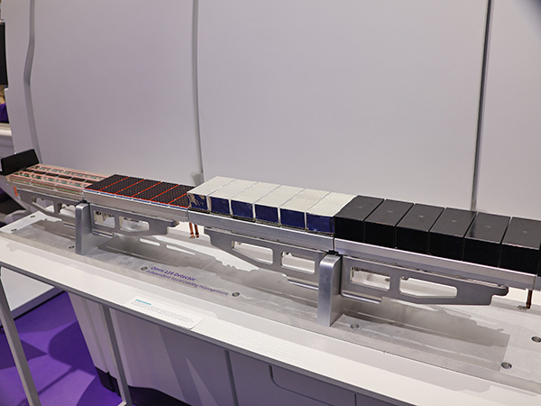 「Omni Legend Total Body PET/CT」（薬機法未承認）に搭載される128cmのdBGO検出器