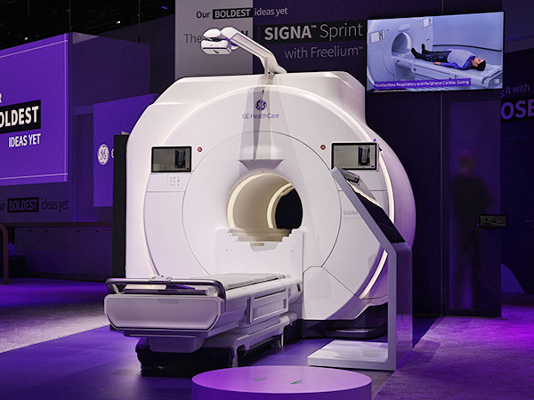 ヘリウム使用量を99％削減した1.5T MRI「SIGNA Sprint with Freelium」（薬機法未承認）