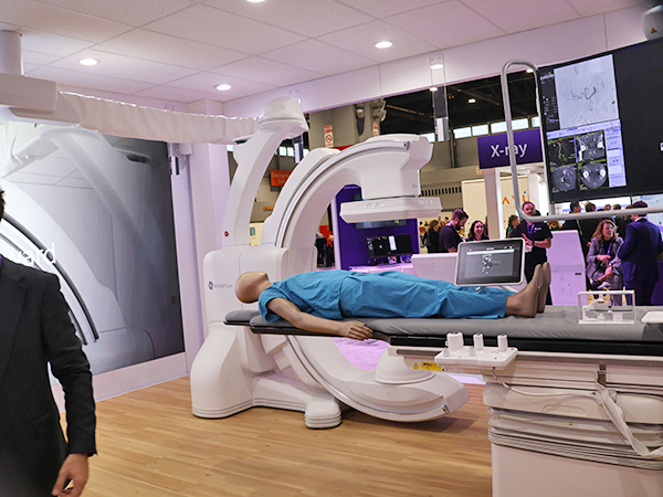 ケーブルフリーのCアームを採用した「Allia Moveo」（薬機法未承認）