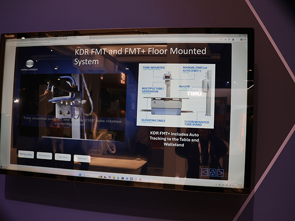 新製品の床走行式撮影装置「KDR FMT/FMT+」はデモ用モニタで紹介