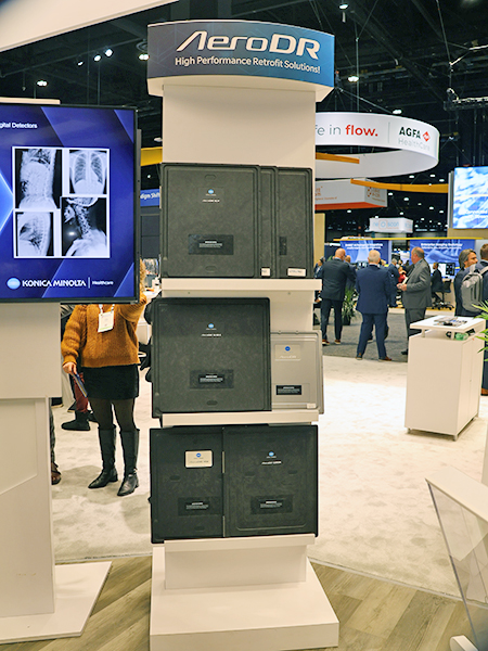 「AeroDR」は軽量タイプ，動態撮影対応，低コストな製品の3種類を展示