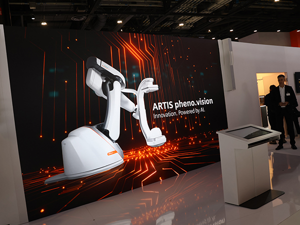 イノベーションとして，「ARTIS icono.vision」3機種と「ARTIS pheno.vision」をラインアップ