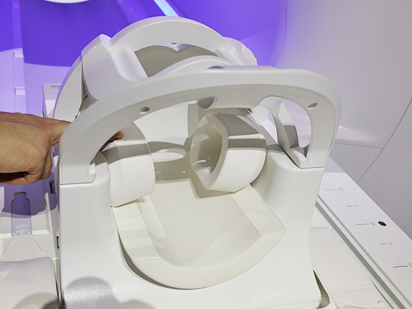 ワイヤレスの音響システムをヘッドコイルに搭載した「Comfort Sound」